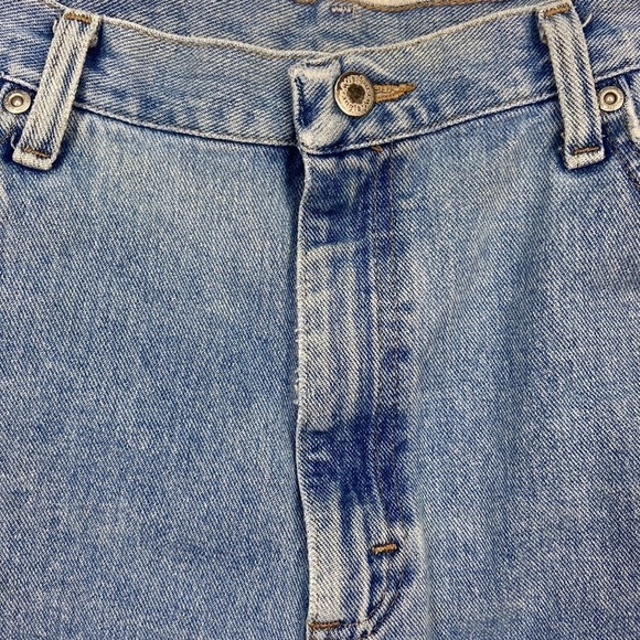 Wrangler’s Men’s Light Wash 100% Cotton Denim Jeans with Slight Distressing - Picture 6 of 9